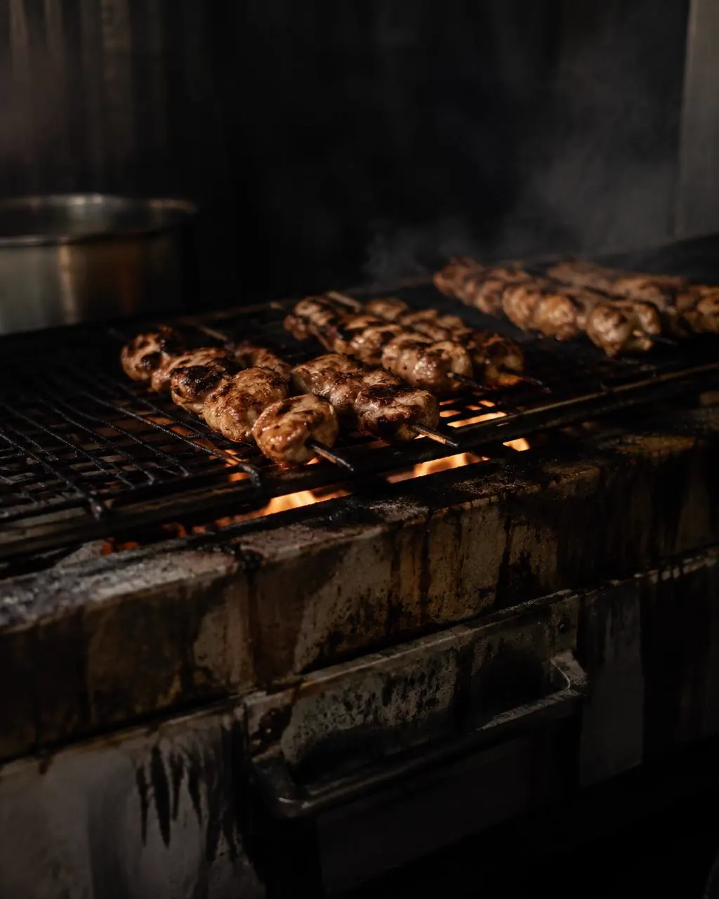 Szaszłyki yakitori na ruszcie nad żarem węgla drzewnego
